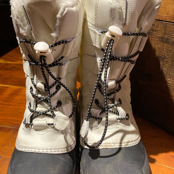 Thermolite girls white winter boots size 2 - Picture 1 of 6